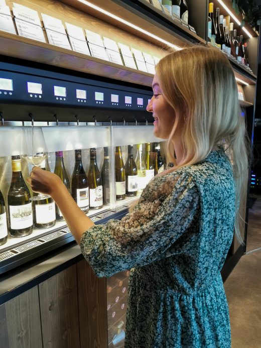 Das Foto zeigt Leonie in der Weinbar LeKork in Bochum