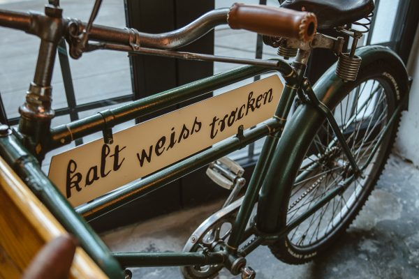 Das Foto zeigt ein Fahrrad in der Weinbar kalt.weiss.trocken in Duisburg