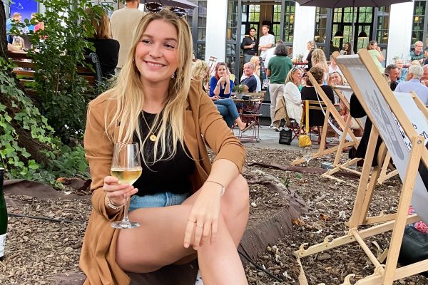 Das Foto zeigt Leonie im Außenbereich der Weinbar kalt.weiss.trocken in Duisburg