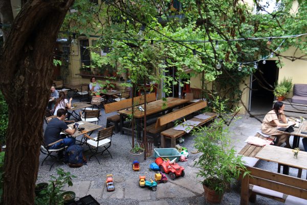 Das Foto zeigt den Hinterhof des Knut´s und […raum] Cafés im Szeneviertel Wiesenviertel in Essen