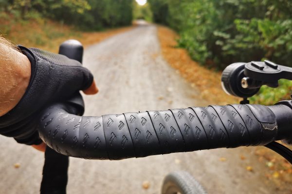 Das Foto zeigt ein Fahhrad unterhalb der Halde Hoppenbruch bei der Gravel.Trail.Tour durch die Brauker Alpen