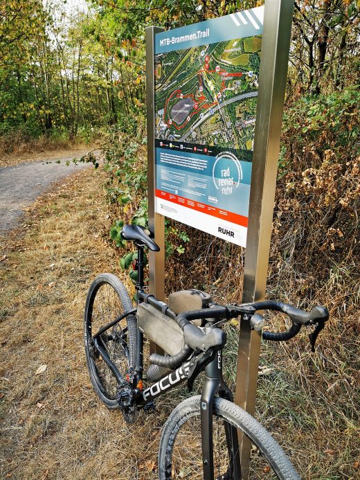 Das Foto zeigt die Mountainbikestrecke Brammen.Trail bei der Gravel.Trail.Tour durch die Brauker Alpen