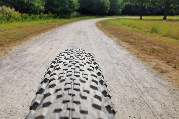 Das Foto zeigt einen Fahrradreifen in einem Park bei der Gravel.Trail.Tour durch die Brauker Alpen