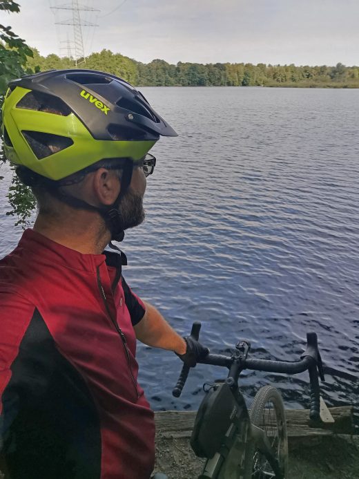 Das Foto zeigt Jochen am Ewaldsee auf der Gravel.Trail.Tour durch die Brauker Alpen