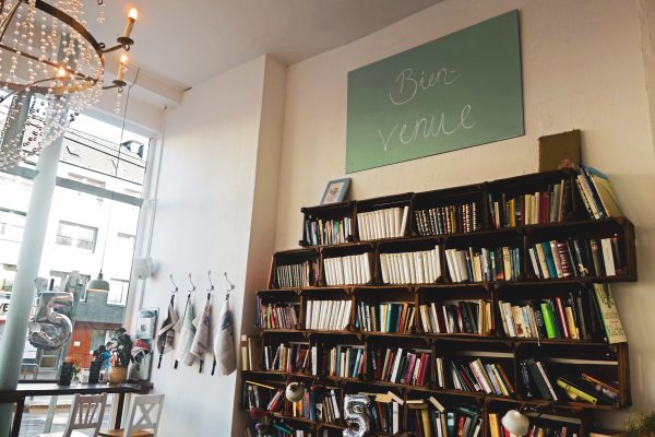 Das Foto zeigt ein Bücherregal im Café LIVRES