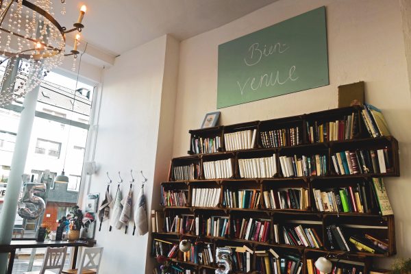 Das Foto zeigt ein Bücherregal im Café LIVRES