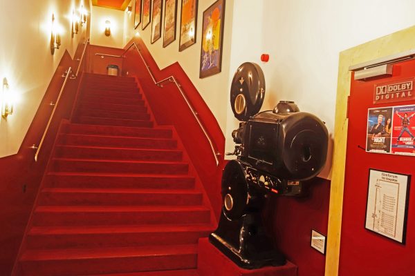 Das Bild zeigt eine Treppe im Filmforum Duisburg