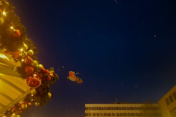 Das Bild zeigt den fliegenden Weihnachtsmann auf der Bochumer Weihnacht