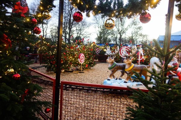 Das Foto zeigt ein Fahrgeschäft auf dem Cranger Weihnachtszauber