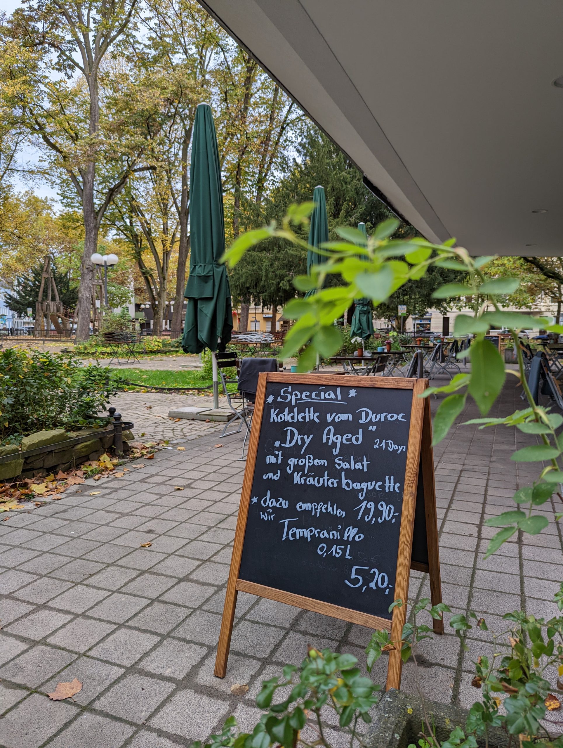 Das Bild zeigt den grünen Salon in Dortmund von außen