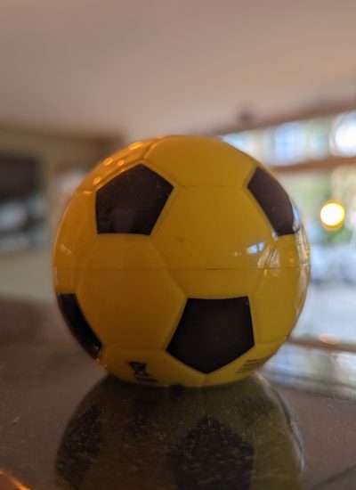 Das Bild zeigt einen schwarz gelben Ball im Lokal Wohnhzimmer in Dortmund