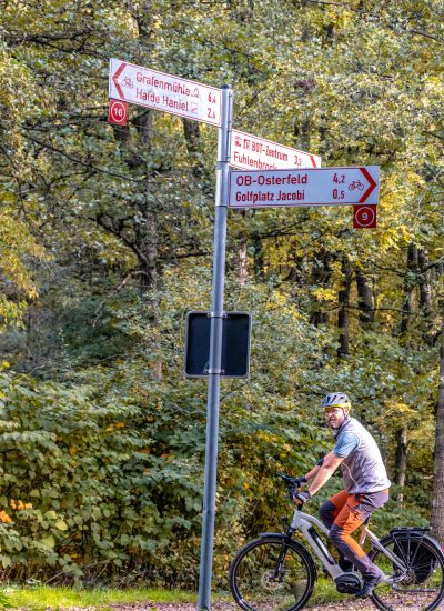Das Foto zeigt Jochen mit dem ROSE XTRA WATT auf der Jacobi-Trasse in Oberhausen