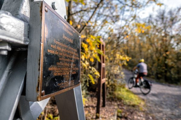 Das Foto zeigt Jochen mit dem ROSE XTRA WATT am Fuß der Halde Haniel in Bottrop