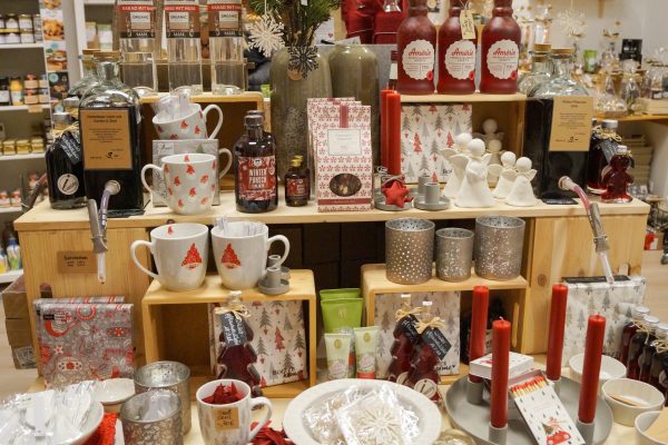 Das Foto zeigt Weihnachtsdeko im Geschenkeladen i-Tüpfelchen in Essen