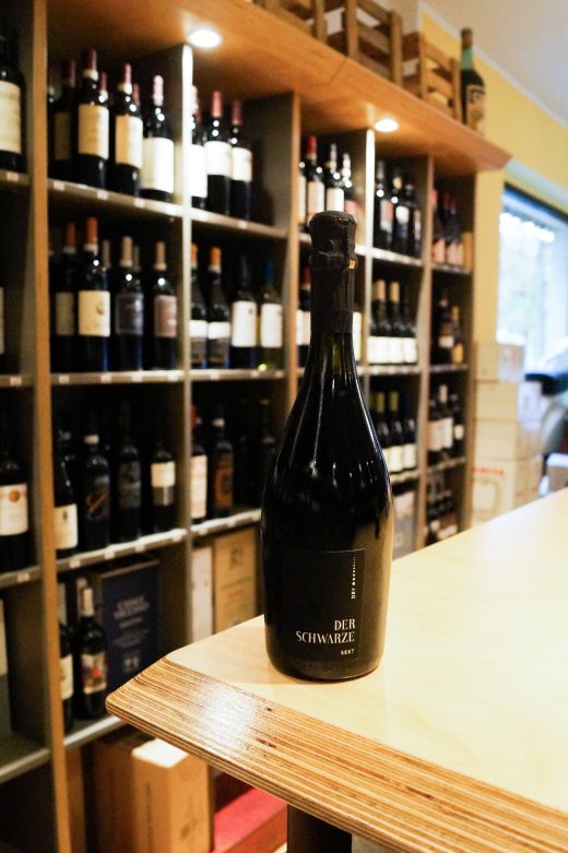 Das Foto zeigt eineWeinflasche im Weinladen Wein & Glas in Essen