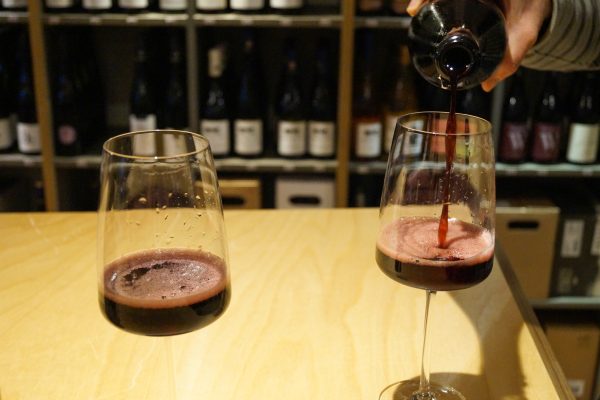 Das Foto zeigt zwei Gläser Rotwein im Weinladen Wein & Glas in Essen