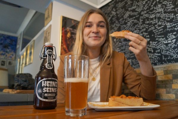 Das Foto zeigt Leonie mit der Currywurst fürs Brot bei Curry Heinz in Gelsenkirchen