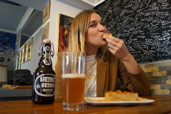 Das Foto zeigt Leonie mit der Currywurst fürs Brot bei Curry Heinz in Gelsenkirchen