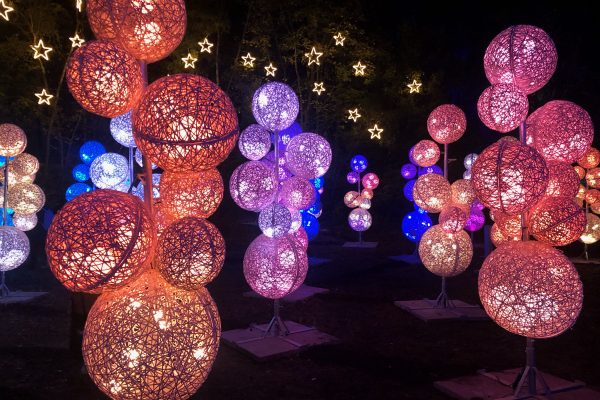 Das Foto zeigt eine von 300 Lichtinstallationen bei der Leuchtveranstaltung Lumagica auf dem Geländer der Henrichshütte in Hattingen