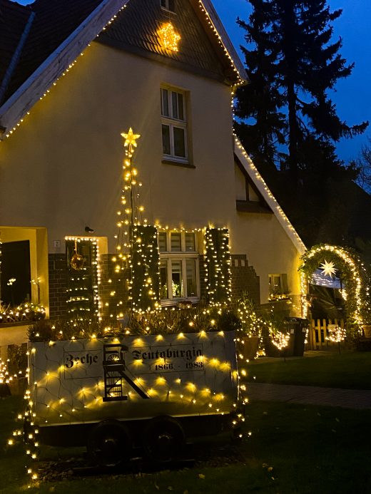 Das Foto zeigt ein festlich geschmücktes Haus in der Zechensiedlung Teutoburgia in Herne