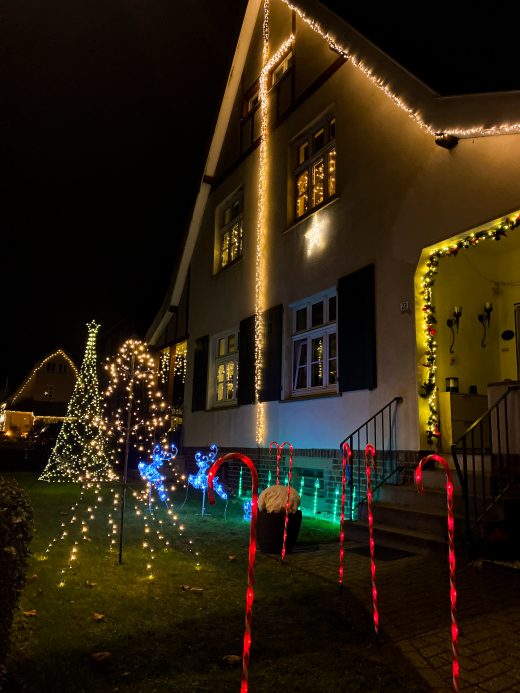 Das Foto zeigt ein festlich geschmücktes Haus in der Zechensiedlung Teutoburgia in Herne