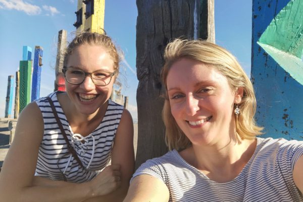 Das Foto zeigt Christin und Katalina auf der Halde Haniel in Bottrop