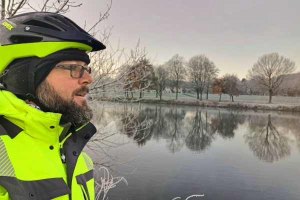 Das Foto zeigt Jochen an der Ruhr in Mülheim an der Ruhr im Winter im Morgengrauen