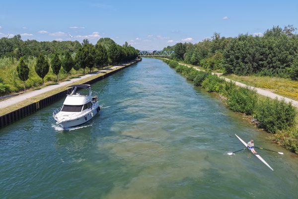 Das Foto zeigt ein Boot und einen Kanufahrer auf dem Dortmund-Ems-Kanal in Dortmund