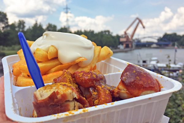 Das Foto zeigt Currywurst-Pommes im Preußenhafen Lünen