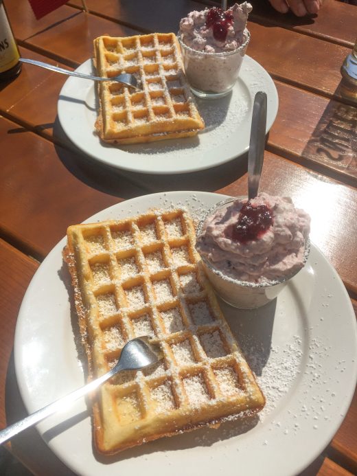 Das Foto zeigt Waffeln mit Preiselbeersahne im Café Herberge im Vogelsangbachtal