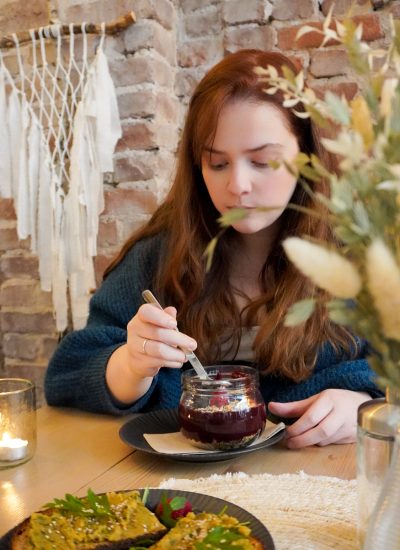 Das Bild zeigt Verena im Café Velcome in Witten