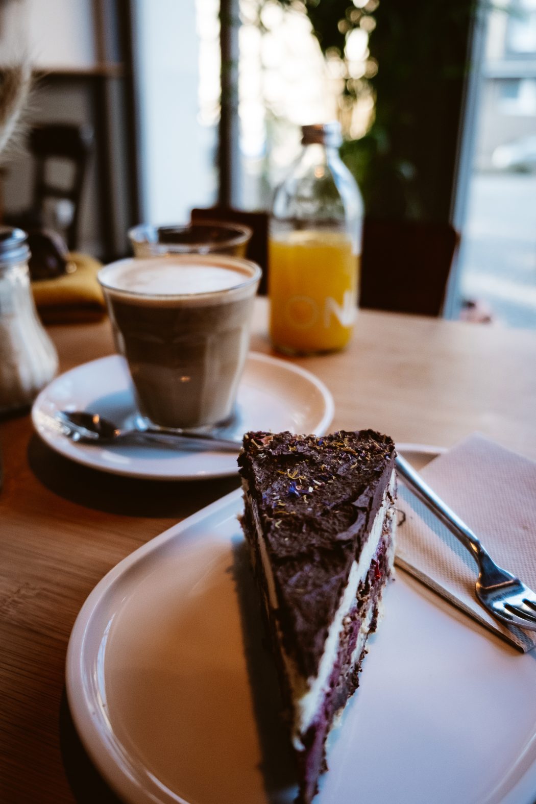 Das Bild zeigt Kaffee und Kuchen im das Kaff in Mülheim an der Ruhr