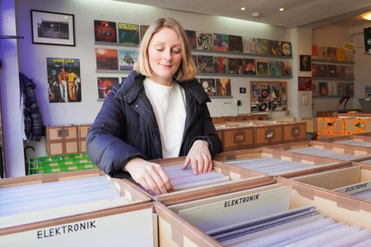 Das Foto zeigt Katalina im Schalplattenladen Bahlo Records im Kortländer Kiez in Bochum