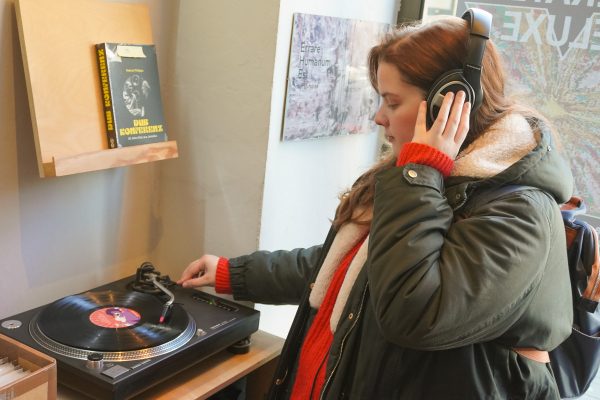 Das Foto zeigt Verena im Schalplattenladen Bahlo Records im Kortländer Kiez in Bochum