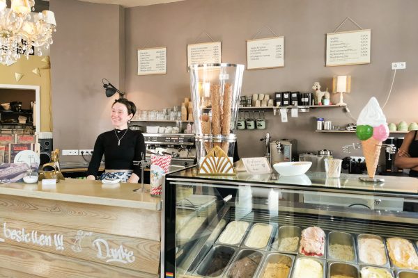 Das Foto zeigt das Eiscafé Kugelpudel im Kortländer Kiez in Bochum