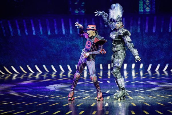 Das Foto zeigt den Bremswagen Caboose und die E-Lok Electra im Musical STARLIGHT EXPRESS in Bochum