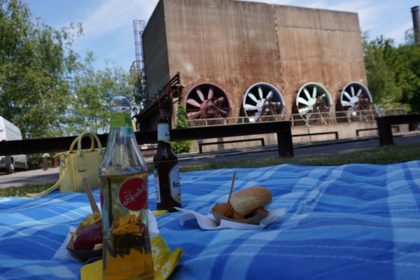 Das Bild zeigt die bunten Räder im Landschaftspark Duisburg-Nord