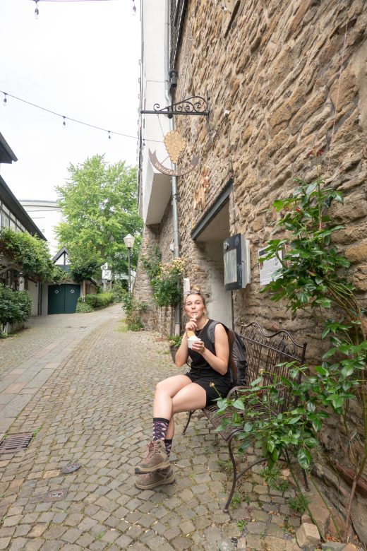 Das Foto zeigt Leonie in der Altstadt von Essen-Kettwig