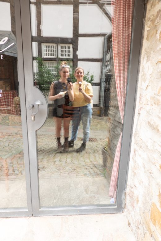Das Foto zeigt Katalina und Leonie in der Altstadt von Essen-Kettwig