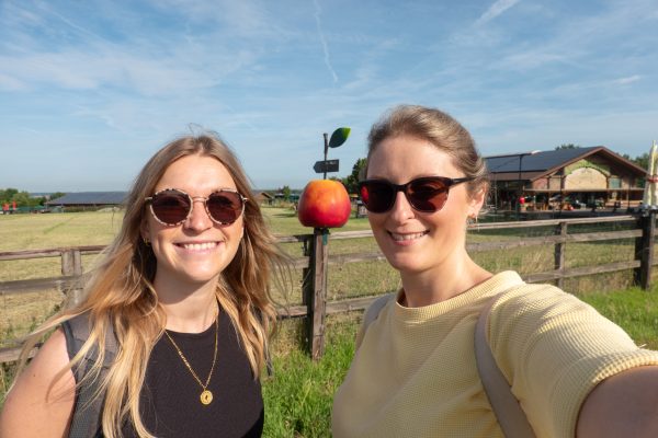 Das Foto zeigt Leonie und Katalina vorm Buchholz-Hof in Mülheim an der Ruhr