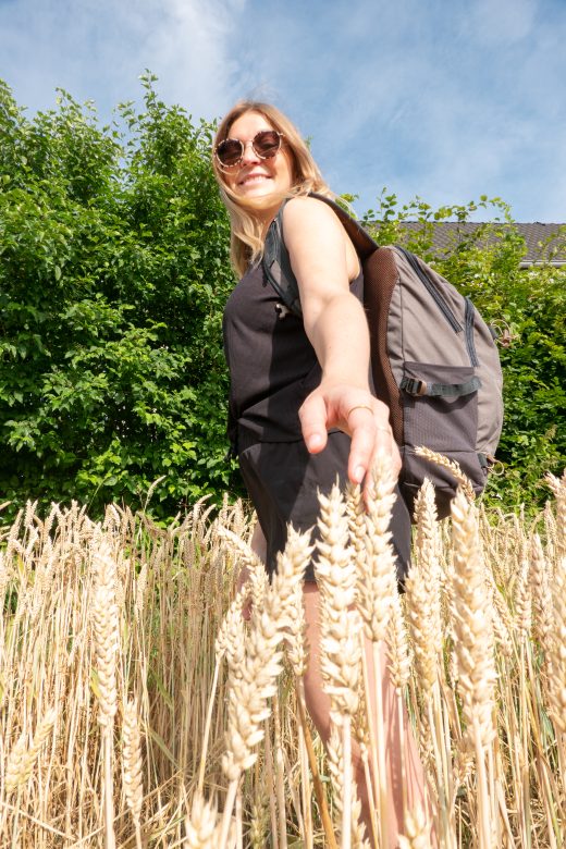 Das Foto zeigt Leonie in einem Feld in Mülheim an der Ruhr