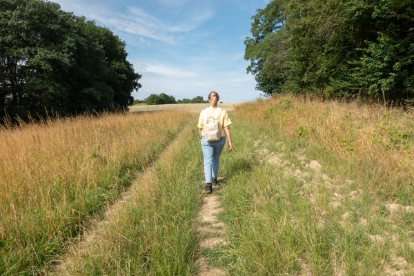 Das Foto zeigt Katalina auf einem Wanderweg in den Feldern von Mülheim an der Ruhr