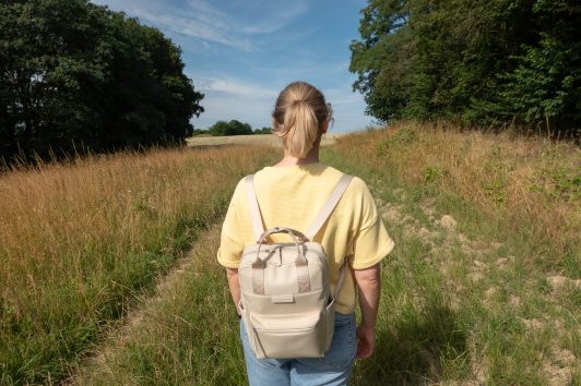 Das Foto zeigt Katalina auf einem Wanderweg in den Feldern von Mülheim an der Ruhr