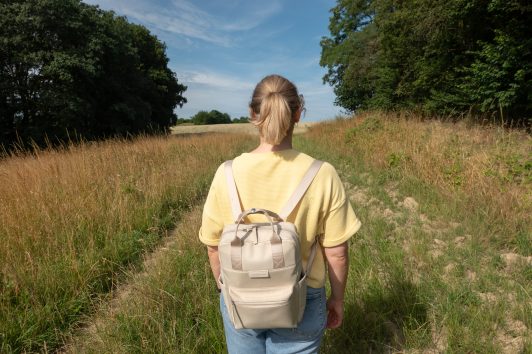 Das Foto zeigt Katalina auf einem Wanderweg in den Feldern von Mülheim an der Ruhr