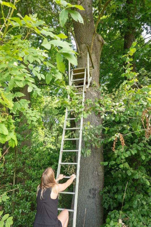 Das Foto zeigt Leonie an einem Hochsitz in Mülheim an der Ruhr