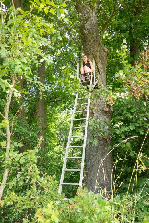 Das Foto zeigt Leonie auf einem Hochsitz in Mülheim an der Ruhr