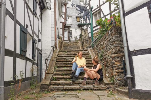 Das Foto zeigt Katalina und Leonie in der Altstadt von Essen-Kettwig