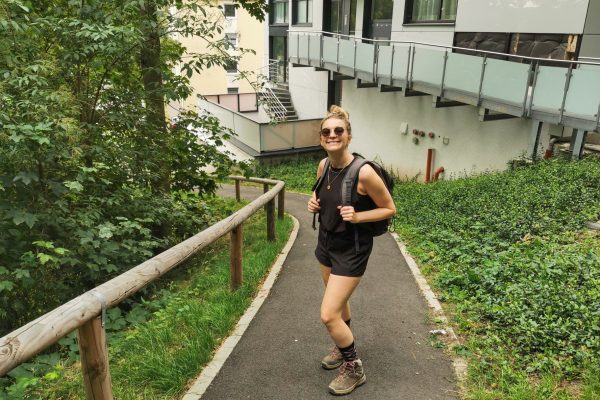 Das Foto zeigt Leonie beim Wandern in Essen-Kettwig