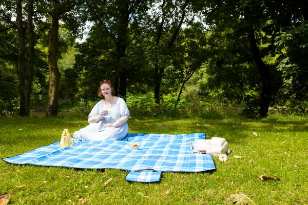 Das Bild zeigt eine Person beim Picknick in Essen-Werden