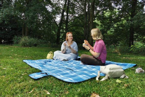 Das Bild zeigt zwei Personen beim Picknick in Essen-Werden